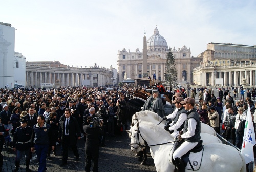 Piazza San Pietro a Roma gremita per le celebrazioni del patrono degli animali